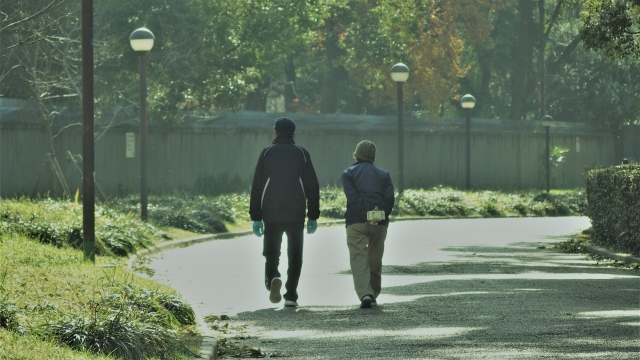 レンタル彼氏に年配男性は応募可能か調査した記事のアイキャッチ