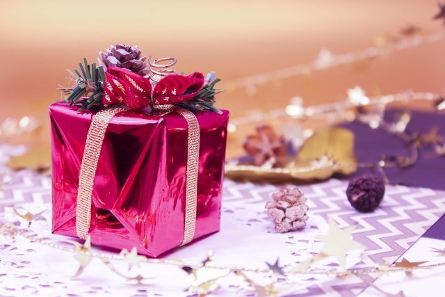 レンタル彼氏にプレゼントはNGか調査した記事のアイキャッチ